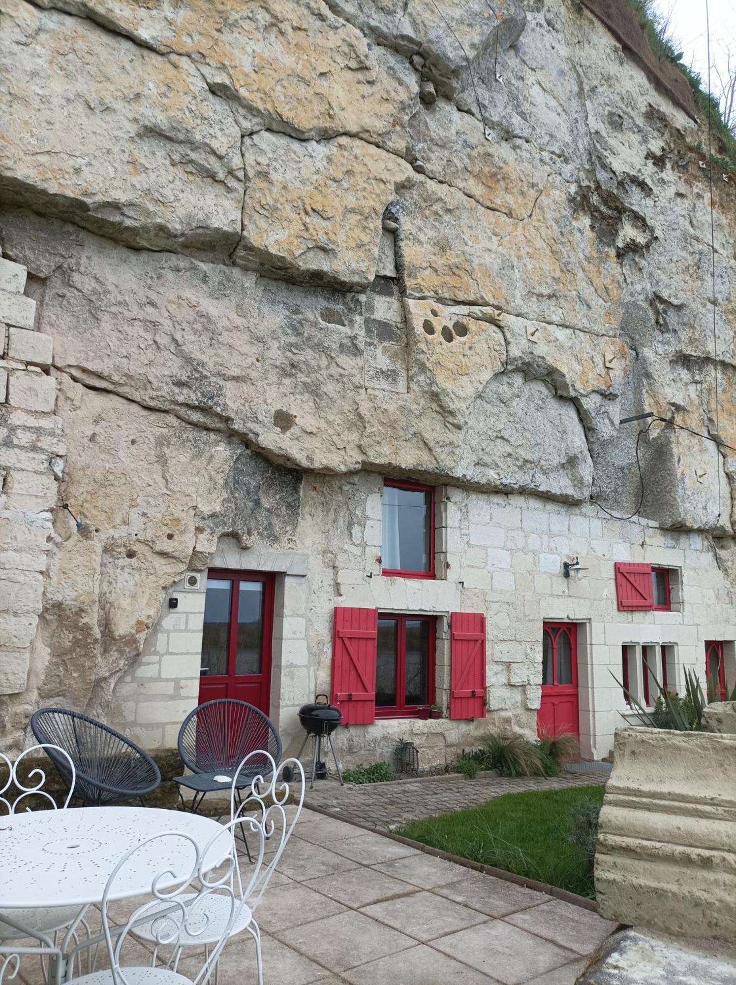 Gite Des Perreyeurs - Maison Troglodyte Avec Vue Sur Loire Монтзоро Экстерьер фото