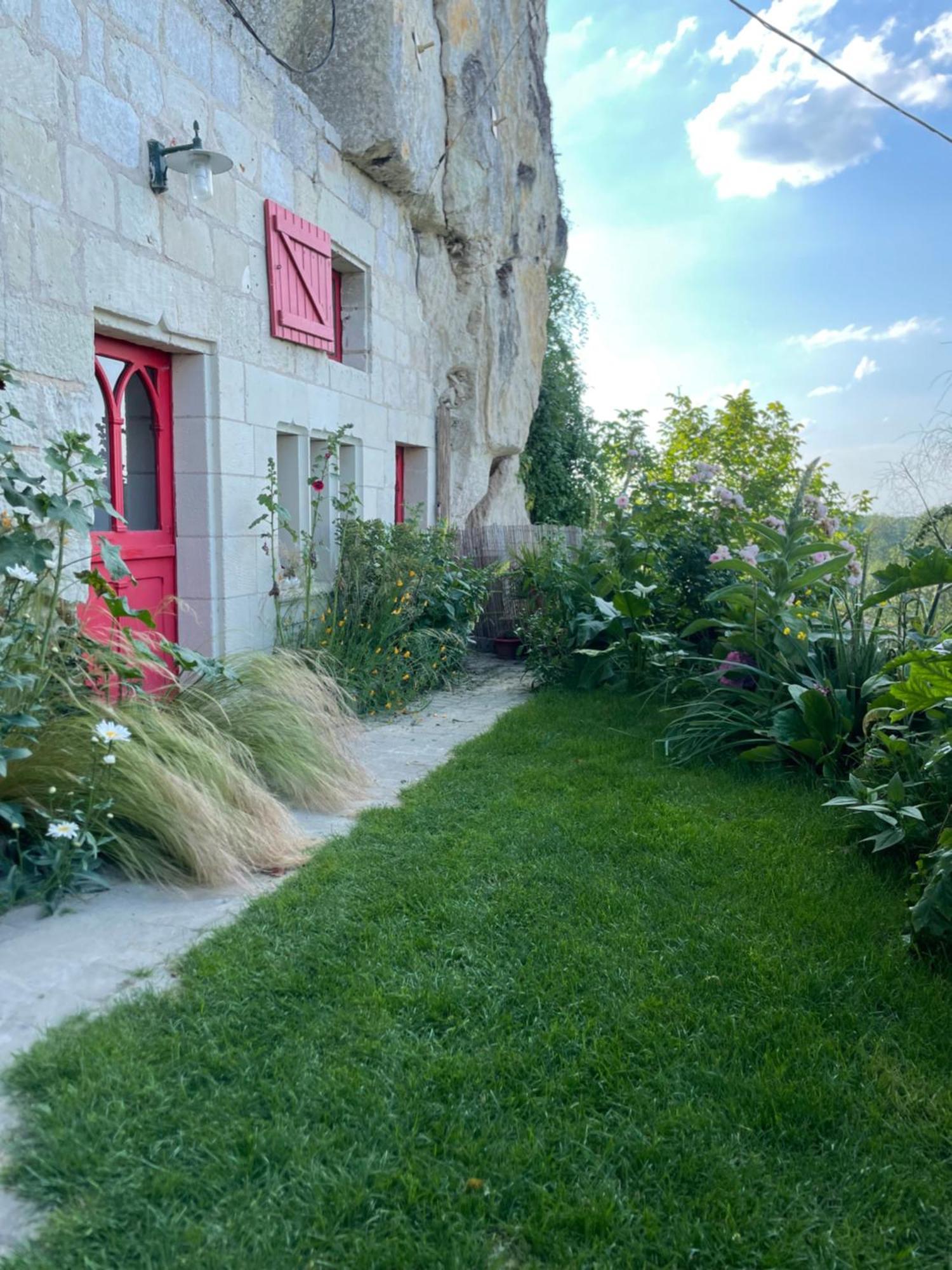 Gite Des Perreyeurs - Maison Troglodyte Avec Vue Sur Loire Монтзоро Экстерьер фото